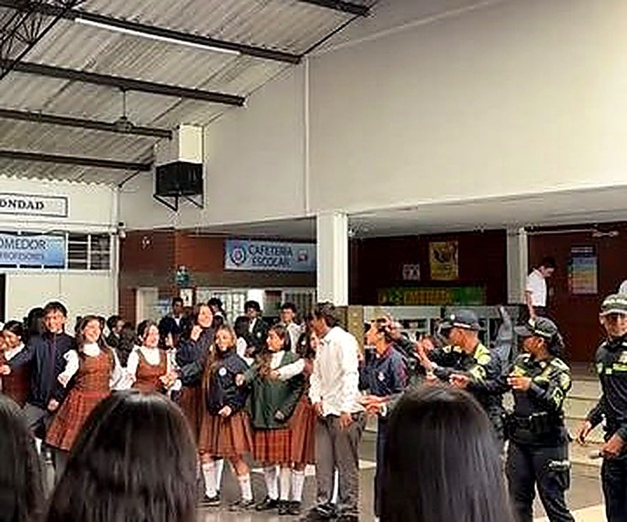 Estudiantes de bachillerato en integración con la Policía Nacional en el Gimnasio del Corazón de María